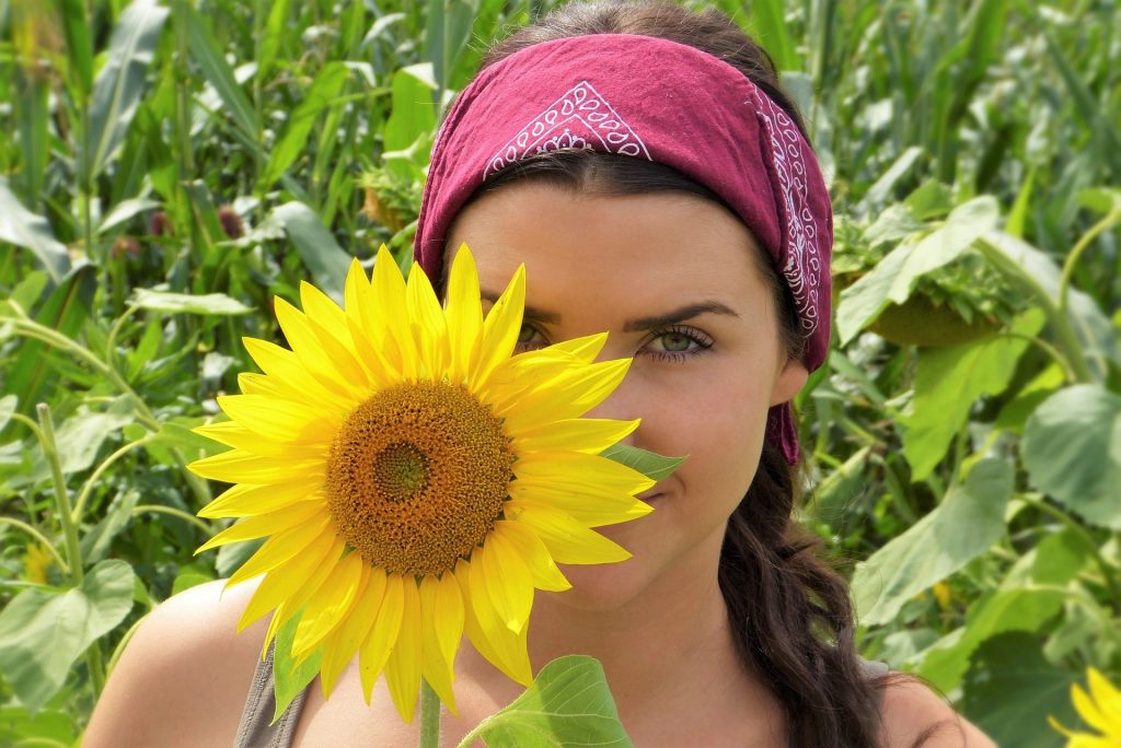 Hypnose og hypnoterapi 3 woman happy sunflower